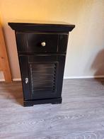 Zwart massief houten louvre nachtkastje 2x, Ophalen of Verzenden, Zo goed als nieuw, Hout, Minder dan 45 cm