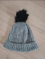 Hema muts grijs met pompom zwart, Kleding | Dames, Mutsen, Sjaals en Handschoenen, Hema, Ophalen of Verzenden, Zo goed als nieuw