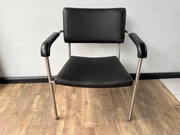 Kunstleren stoel met extra groot zitvlak beschikbaar voor biedingen