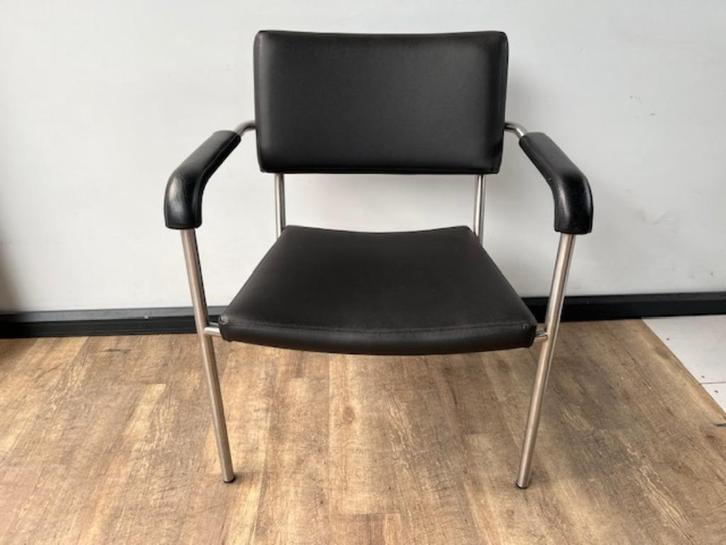 Kunstleren stoel met extra groot zitvlak, Huis en Inrichting, Stoelen, Gebruikt, Eén, Metaal, Ophalen of Verzenden