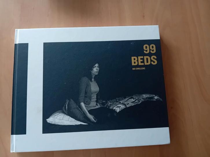 Mo Swillens - 99 beds, Boeken, Kunst en Cultuur | Fotografie en Design, Zo goed als nieuw, Fotografen, Ophalen of Verzenden