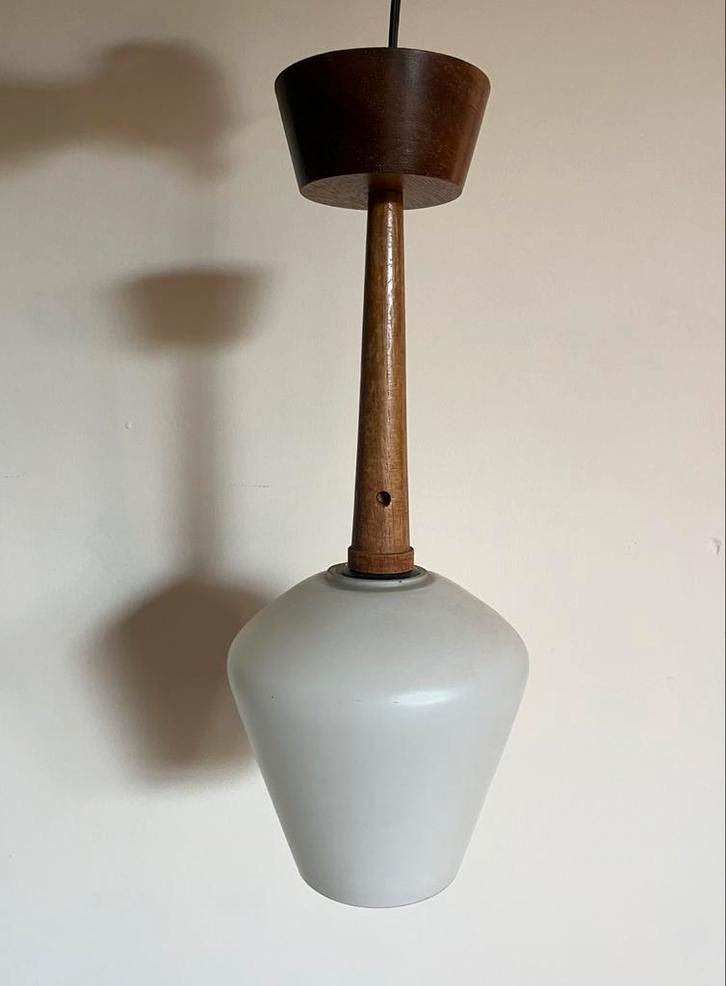 Vintage Deens hanglamp teak & opaalglas • 42 cm, Antiek en Kunst, Antiek | Lampen, Ophalen