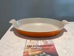 Le Creuset ovenschaal Harmonic Orange 36 cm, Huis en Inrichting, Keuken | Potten en Pannen, Gietijzer, Overige typen, Ophalen of Verzenden