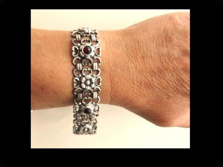 Zilveren Armband met Bijzonder Design versierd met Granaten!, Sieraden, Tassen en Uiterlijk, Antieke sieraden, Armband, Zilver