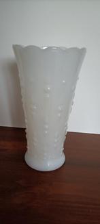 Vintage vaas in melkglas van Anchor Hocking, Huis en Inrichting, Woonaccessoires | Vazen, Wit, Ophalen of Verzenden, Minder dan 50 cm