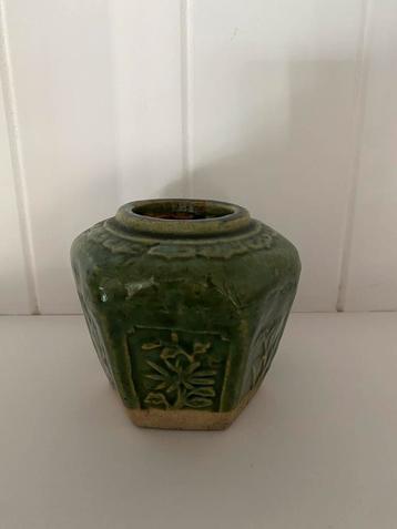 Groene gemberpot beschikbaar voor biedingen