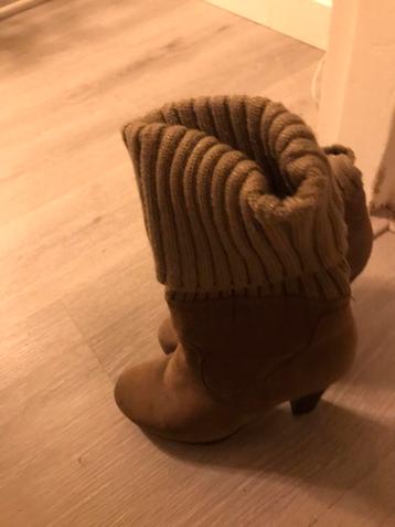 Bruin laarsje met sok eraan beschikbaar voor biedingen