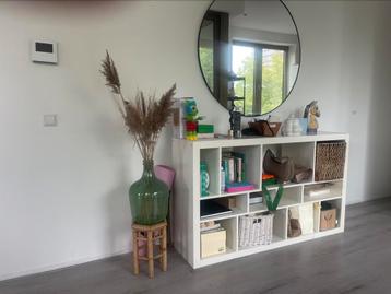 Vakkenkast wit met lichte beschadigingen aan 1 zijkant
