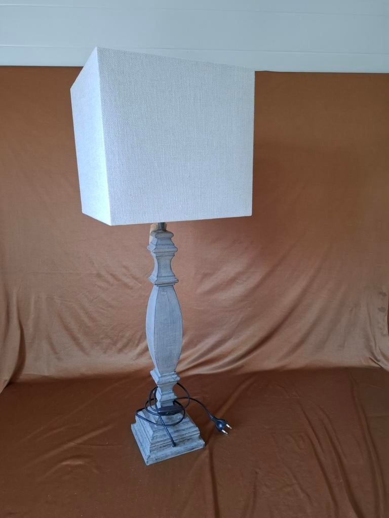 Grijze lamp met houten voet en kap, Huis en Inrichting, Lampen | Vloerlampen, Ophalen