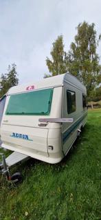 Adria Unica 390 DS '99 - Fijne caravan met vast bed!, Caravans en Kamperen, Caravans, Vast bed, Treinzit, Adria, Tot en met 4