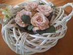 Rieten Bloemenmand mand met 4 roosjes, Ophalen of Verzenden, Zo goed als nieuw