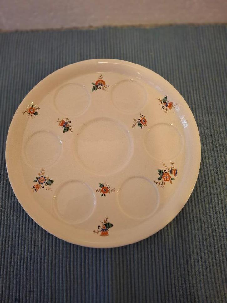 Societe Ceramique - mooi gebloemd onderbord voor eierdopjes, Antiek en Kunst, Antiek | Servies los, Ophalen of Verzenden