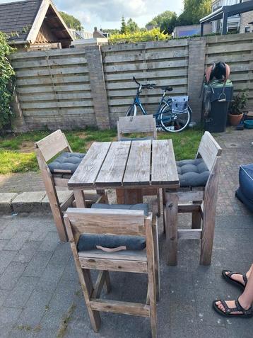 Bartafel met barkrukken  beschikbaar voor biedingen