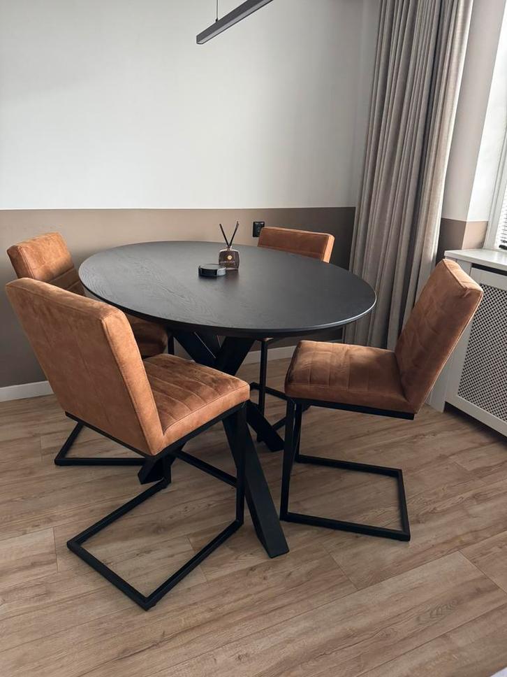 Zwarte ovale eettafel met 4 barkrukken, Huis en Inrichting, Tafels | Eettafels, Gebruikt, 100 tot 150 cm, 150 tot 200 cm, Vier personen