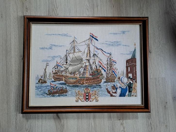 Geborduurde Sail Amsterdam plaat in vintage houten lijst, Antiek en Kunst, Kunst | Etsen en Gravures, Ophalen