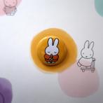 Nijntje Pluis 25MM Pin Button Badge Broche, Verzamelen, Speldjes, Pins en Buttons, Verzenden, Nieuw, Figuurtje, Button