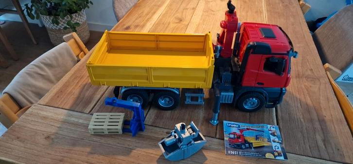 Bruder 3651 vrachtwagen Mercedes-Benz Arocs met kraan, Kinderen en Baby's, Speelgoed | Speelgoedvoertuigen, Zo goed als nieuw