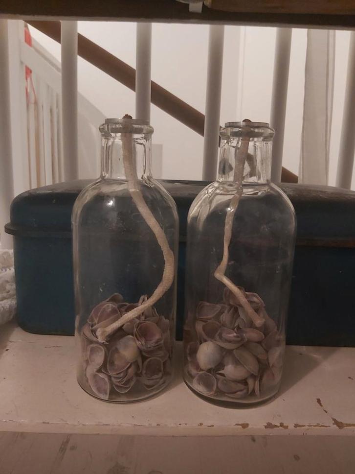 2 x glazen olielamp gevuld met schelpen. Kunnen er ook uit., Huis en Inrichting, Woonaccessoires | Kandelaars en Kaarsen, Ophalen of Verzenden