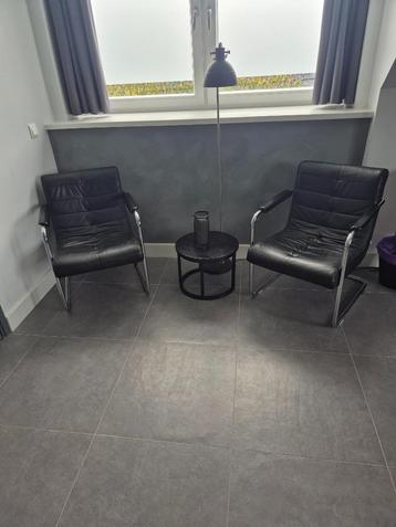 2 prachtige zwart lederen designstoelen die heerlijk zitten! beschikbaar voor biedingen