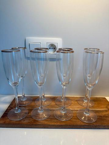 Champagneglazen met bronzen rand beschikbaar voor biedingen