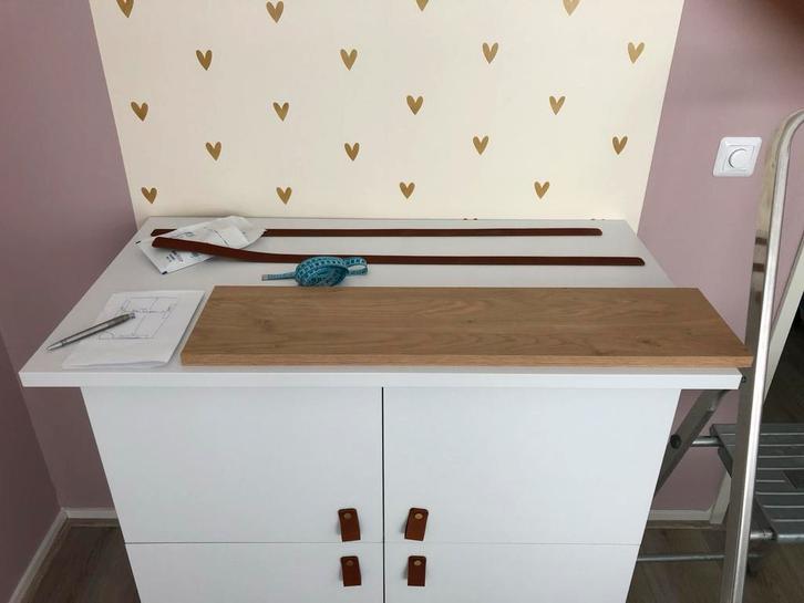 Houten plank met leren banden en gouden dopjes, Huis en Inrichting, Woonaccessoires | Wandplanken en Boekenplanken, Zo goed als nieuw