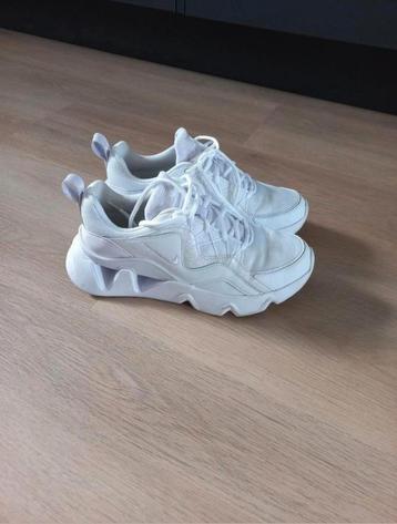 Leuke Nike's RYZ 365 wit met beetje roze beschikbaar voor biedingen