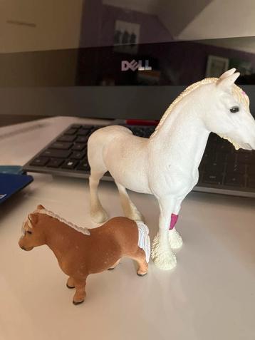 Twee Schleich Paarden Figuren beschikbaar voor biedingen