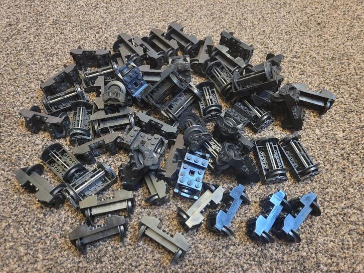 Partij 100x zwarte Lego trein wielen, Kinderen en Baby's, Speelgoed | Duplo en Lego, Gebruikt, Lego, Losse stenen, Ophalen of Verzenden