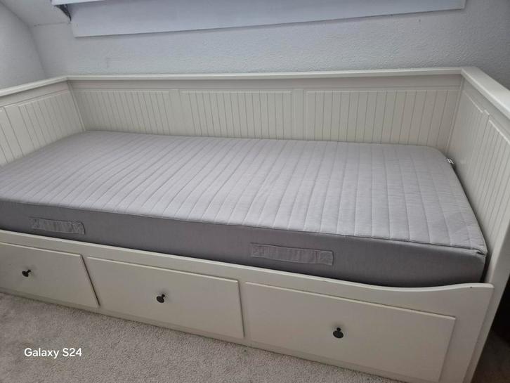 Ikea Hemnes Bedbank met Matras, Huis en Inrichting, Slaapkamer | Bedden, Zo goed als nieuw, Eenpersoons, 90 cm, 200 cm, Hout, Wit