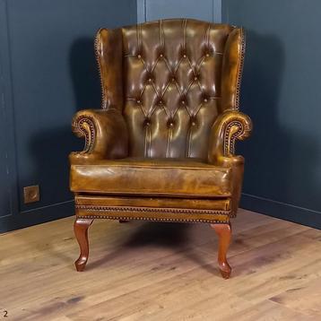 Cognackleurige Chesterfield wingback fauteuil (2x) beschikbaar voor biedingen