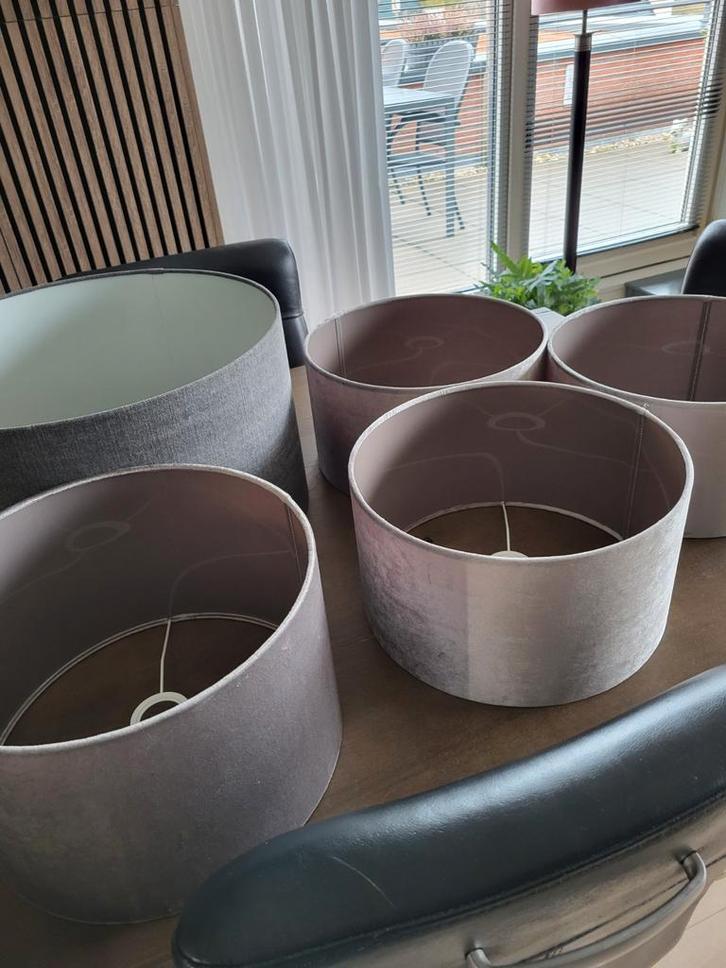 4 Stuks grijze velvet  - 1 Stuks grijze linnen lampekappen, Huis en Inrichting, Lampen | Lampenkappen, Zo goed als nieuw, Minder dan 25 cm