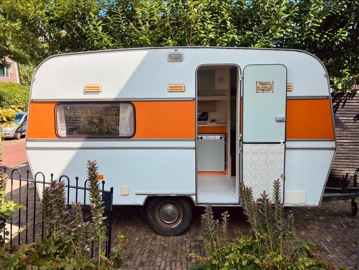 Prachtige vintage caravan Nordland (oldtimer uit 1975), Caravans en Kamperen, Caravans, Particulier, tot en met 4, 500 - 750 kg