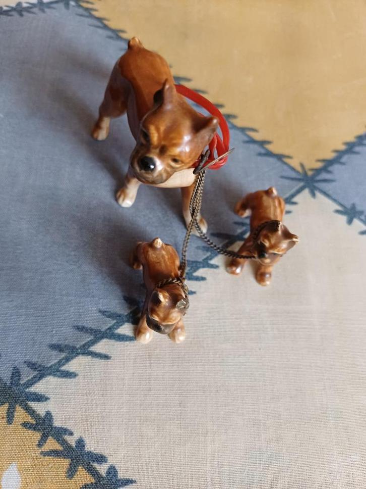 Goebel beeldje Hond Boxer met 2 pups, Antiek en Kunst, Curiosa en Brocante, Ophalen