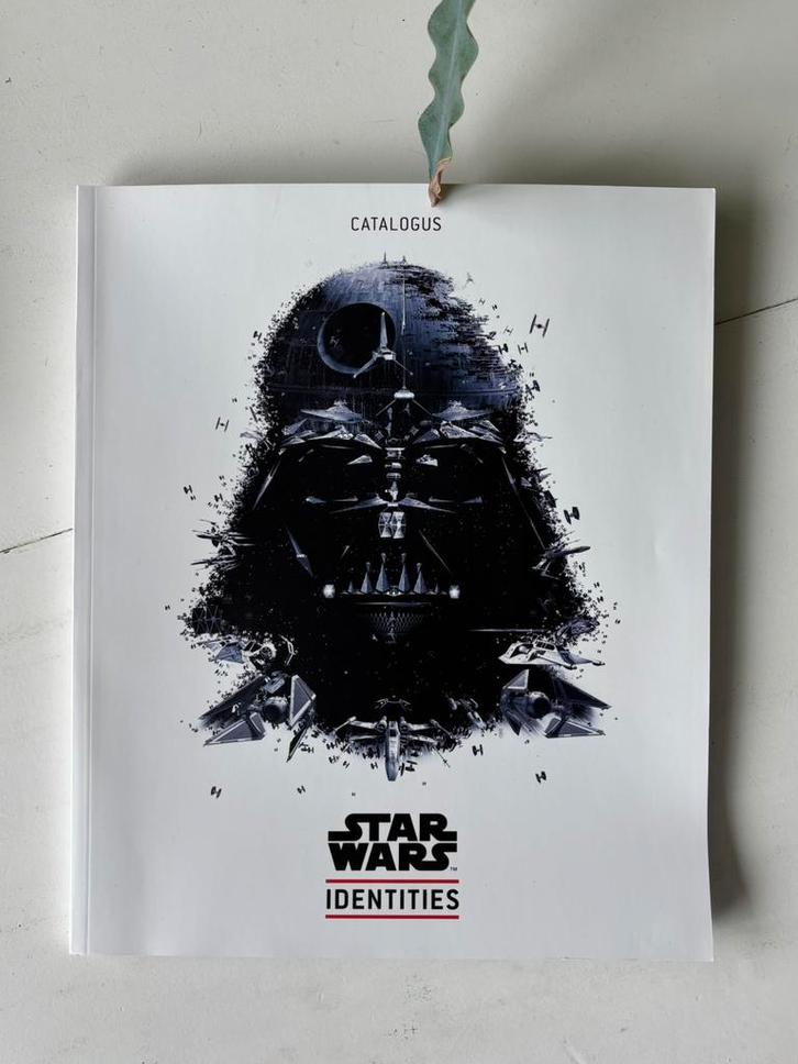 Star Wars Identities catalogus, Verzamelen, Star Wars, Gebruikt, Boek of Poster, Ophalen of Verzenden