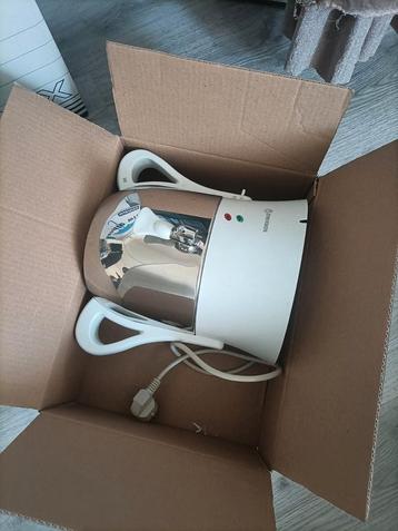 Waterkoker en theepot werkt op stekker beschikbaar voor biedingen