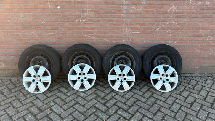 2 sets Winterbanden - steekmaat 5x114.3 en 4x108, Auto-onderdelen, Banden en Velgen, Banden en Velgen, Winterbanden, 16 inch, 215 mm
