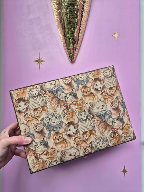 vintage gestoffeerde doos met katten, poezen en kittens, Antiek en Kunst, Antiek | Woonaccessoires, Ophalen of Verzenden
