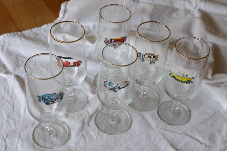 6 bierglazen op voet met opdruk oldtimer auto’s, Verzamelen, Glas en Borrelglaasjes, Zo goed als nieuw, Bierglas, Ophalen