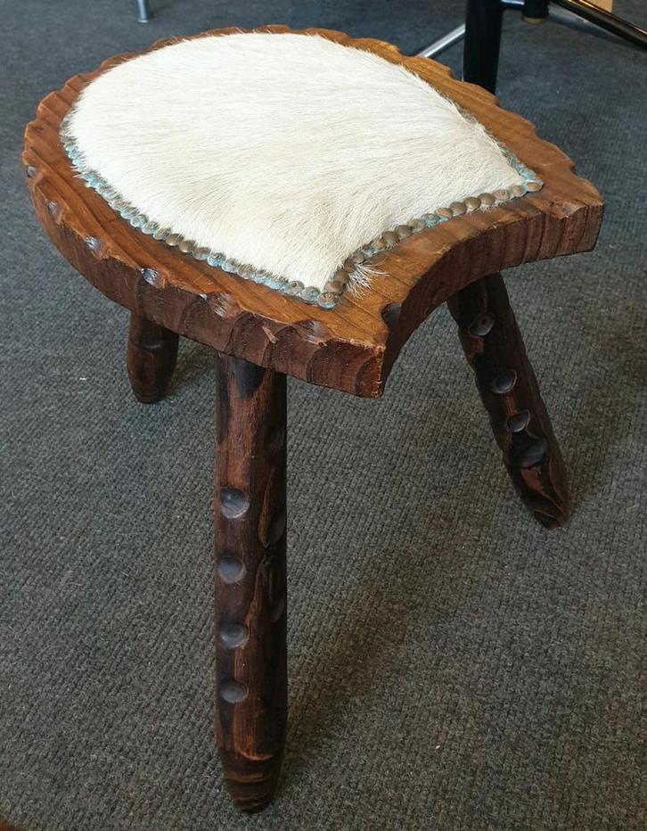 Spaans Brutalisme Vintage 3poot kruk handgestoken geitenpels, Antiek en Kunst, Kunst | Beelden en Houtsnijwerken, Ophalen of Verzenden