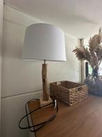 Houten Tafellamp met Witte Kap, Huis en Inrichting, Lampen | Tafellampen, Landelijk / wit, 50 tot 75 cm, Ophalen of Verzenden
