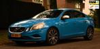 Volvo S60 1.6 T4 R-Design AUTOMAAT ZEER MOOI! APK 5 Okt 2026, Zwart, 4 cilinders, Parkeersensor, Blauw