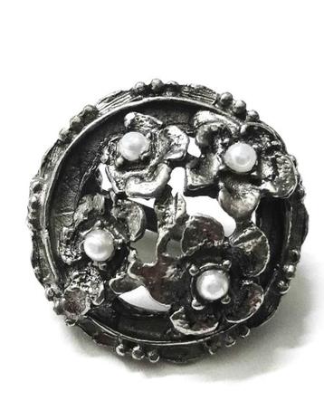 Mooie zilverkleurigevintage broche, 4 bloemen met zaadparel beschikbaar voor biedingen
