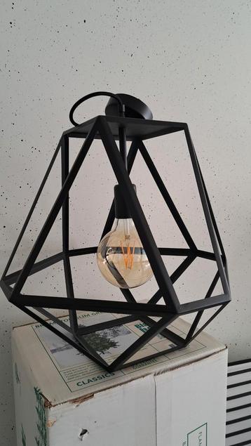 Zwarte metalen hanglamp met  sfeer led-lamp.