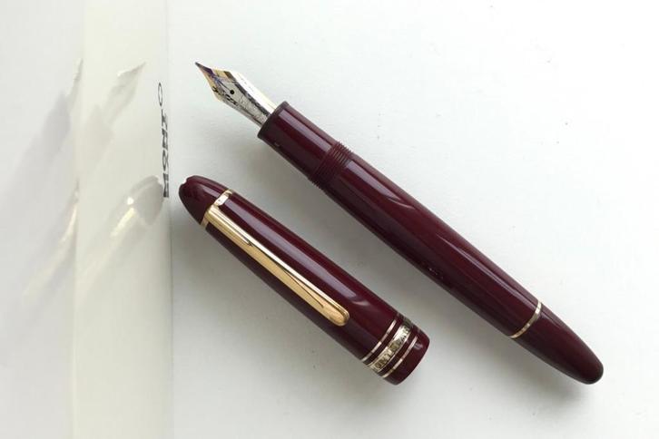 Montblanc Bordeaux Rode Legrand 147 Traveller Vulpen (M), Verzamelen, Pennenverzamelingen, Zo goed als nieuw, Vulpen, Mont Blanc