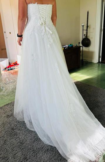 Prachtige Strapless Bruidsjurk merk White One Barcelona beschikbaar voor biedingen