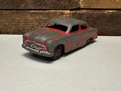 Dinky Toys Ford Sedan - A6051, Hobby en Vrije tijd, Modelauto's | Overige schalen, Gebruikt, Ophalen of Verzenden