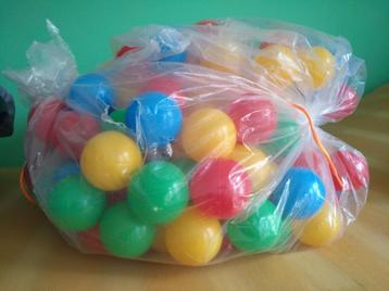 Veel zachte ballen ( bijna 300 stukjes ) beschikbaar voor biedingen