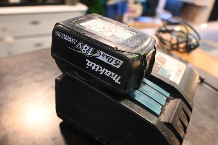 makita DGA 504 Slijptol + Accu, Auto diversen, Autogereedschap, Zo goed als nieuw, Ophalen of Verzenden