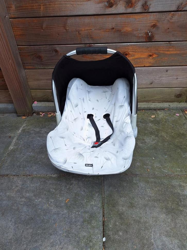 Sleeworld kinderstoel met base, Kinderen en Baby's, Autostoeltjes, Gebruikt, Overige merken, 0 t/m 10 kg, Isofix, Ophalen