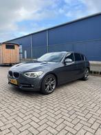 BMW 1-Serie 116I 100KW 5DR 2013 Grijs, Auto's, BMW, 1-Serie, 65 €/maand, Zwart, 4 cilinders
